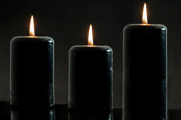 Tres Velas Negras Encendidas Sobre Un Fondo Negro Concepto Esoterico Foto Premium