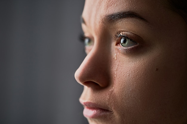 Triste Desesperada Mujer Llorando Con Lágrimas Ojos Durante Problemas Foto Premium 