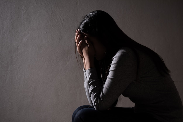 Triste Mujer Cierra Su Rostro Y Llora Triste Mujer Sentada Sola En Una Habitacion Oscura Foto Premium