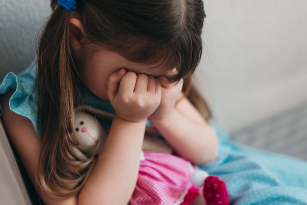 Triste Niña Llorando Cubriendo Su Rostro Con Manos Closeup Foto Premium