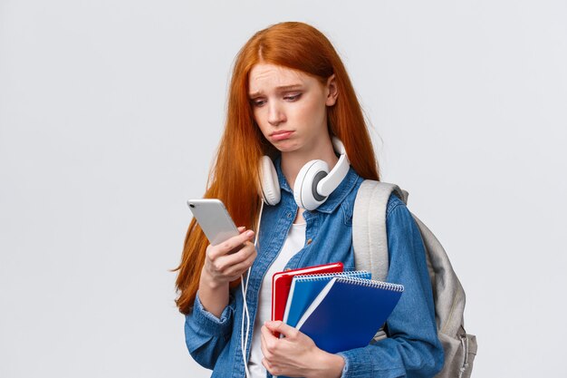 Triste Y Triste Niña Haciendo Pucheros Con El Pelo Rojo Y Astuto Frunciendo El Ceño Suspirando 8600