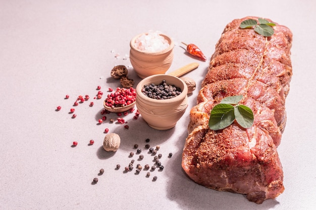 Un Trozo De Lomo De Cerdo Crudo Carne Fresca Adobada Atada Con Cordel