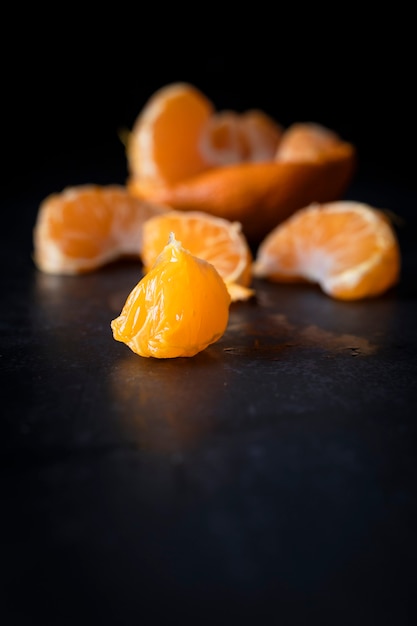 Trozo De Mandarina Pelada Rodajas De Mandarina Foto Premium