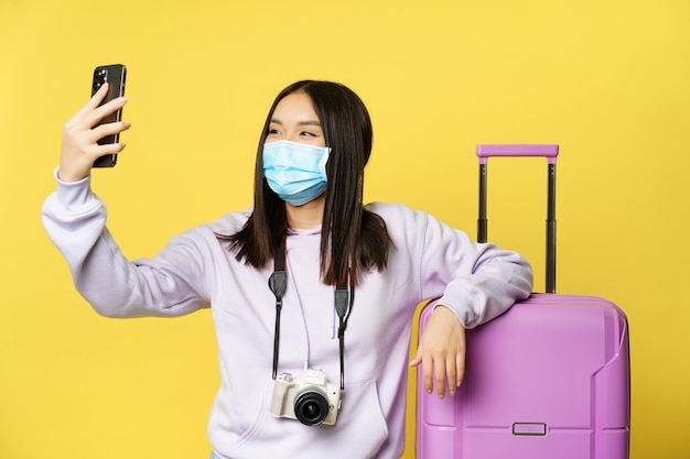 Turista Feliz Chica Asiática De Vacaciones Tomando Selfie En Máscara Médica Cerca De La Maleta 