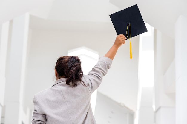 En La Universidad Están Las Mujeres Graduadas De Doctorado Con Gorras De Graduación Negras Con 