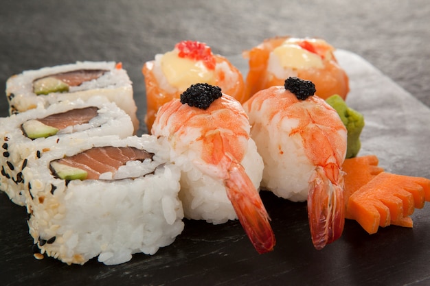 Uramaki Y Nigiri Sushi Servido Sobre Tabla De Madera Foto Premium