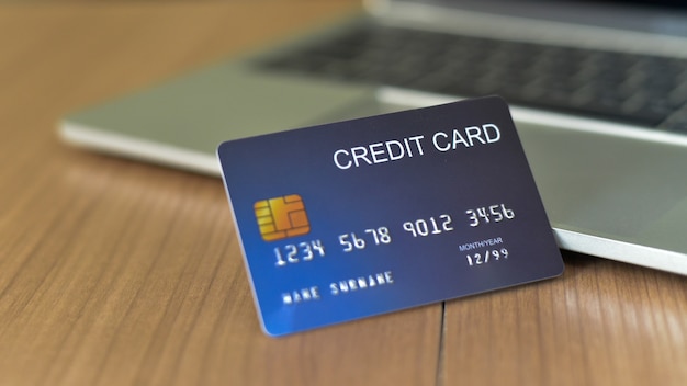 Usa tarjetas de crédito y macbooks para comprar - imágenes | Foto Premium