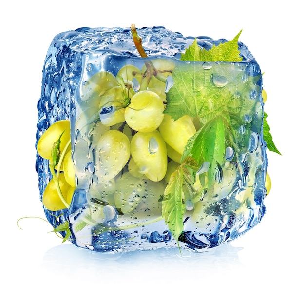 Uva Verde En Cubo De Hielo Aislado En Blanco Foto Premium