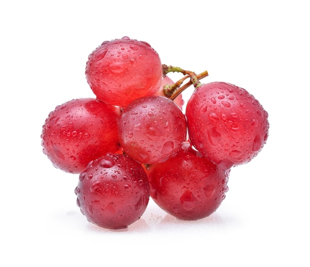 Uvas Rojas Y Gotas De Agua Aisladas Sobre Fondo Blanco Foto Premium