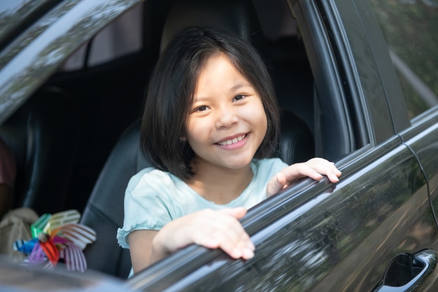 Vacaciones Familiares Familia Feliz En Un Viaje Por Carretera En Su Automóvil Mamá Conduciendo 