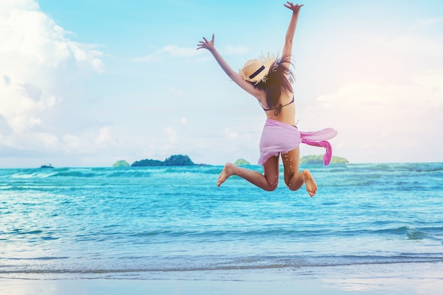 Vacaciones De Libertad De Mujer Sexy Relajarse En La Playa Disfrutar De Correr Y Saltar Al Mar