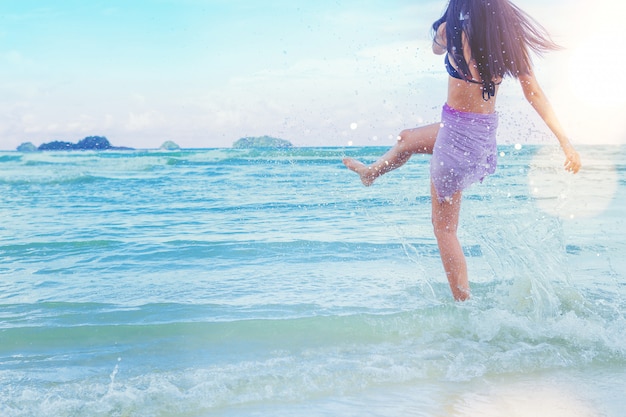 Vacaciones De Libertad De Mujer Sexy Relajarse En La Playa Jugando Salpicaduras De Agua Foto