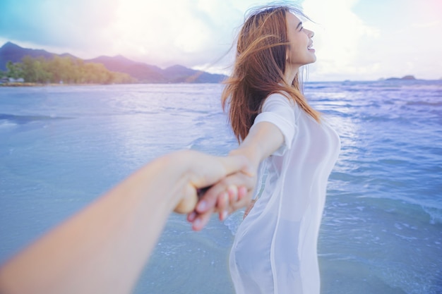 Vacaciones De Libertad De Mujer Sexy Relajarse En La Playa Pareja Cogidos De La Mano Juntos