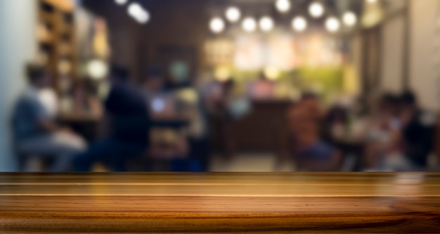 Vaciar la mesa de madera para el presente producto en la cafetería o la