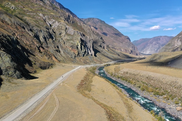 Un valle fluvial con una carretera en las montañas que se extiende en