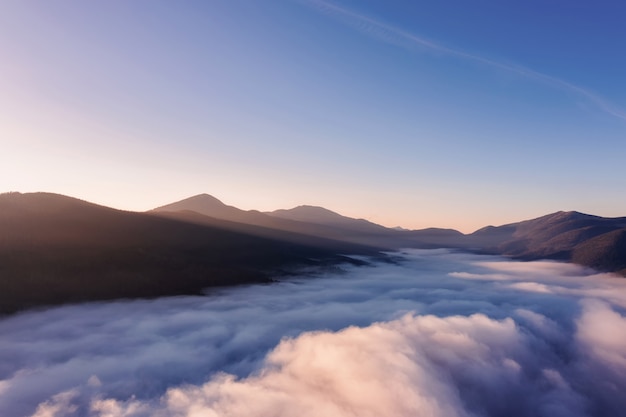 Valle De Montana Con Nubes Al Amanecer Foto Premium