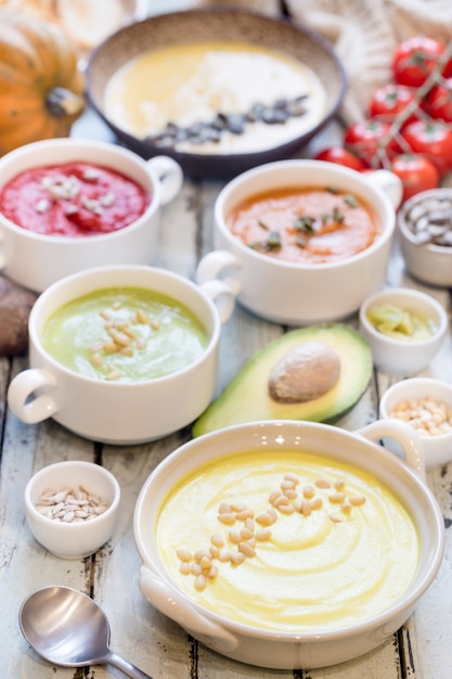 Variedad De Diferentes Sopas De Crema De Verduras De Colores En Tazones