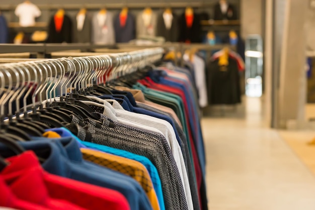 Variedad de ropa colgada en el estante en boutique, moda y concepto de ...