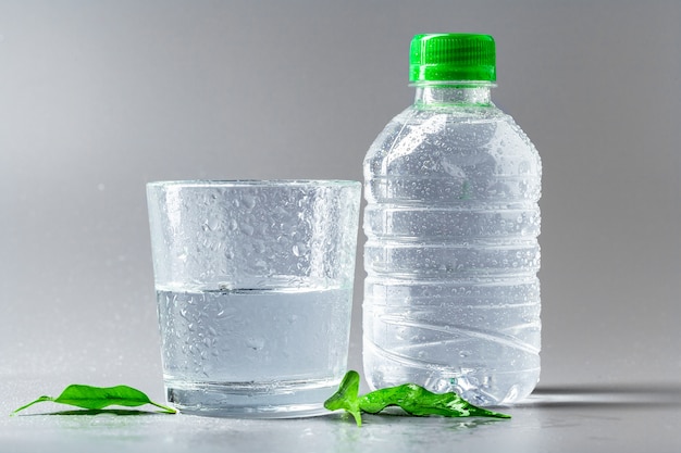 Vaso De Agua Con Una Botella En La Mesa Foto Premium 9338