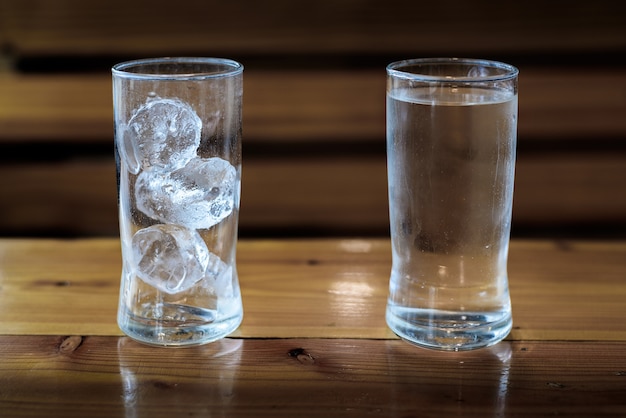 El Vaso De Agua Y Hielo En La Tabla Foto Premium