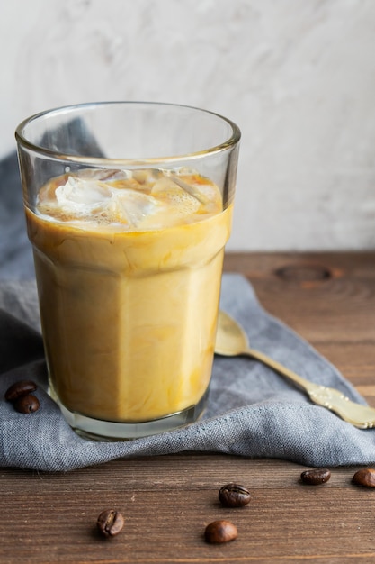 Vaso de café helado con hielo y leche. Foto Premium