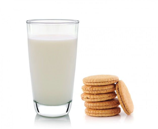 Vaso De Leche Y Galletas Aisladas En Blanco Foto Premium