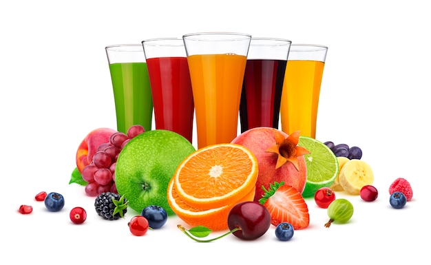 Vasos de diferentes jugos, frutas y bayas aisladas en blanco Foto Premium
