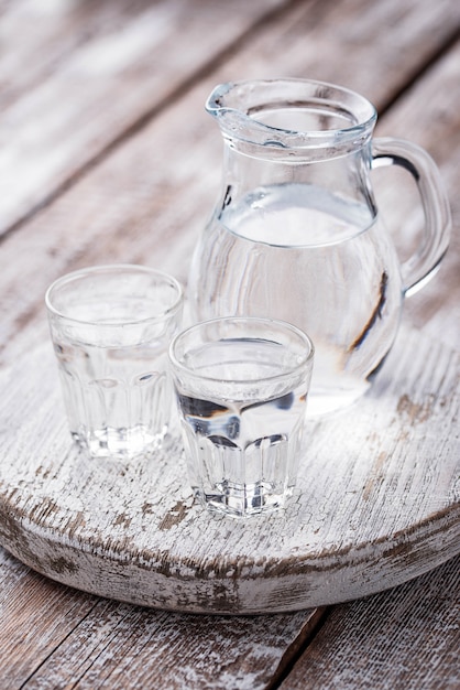 Vasos y jarra de agua fría Foto Premium