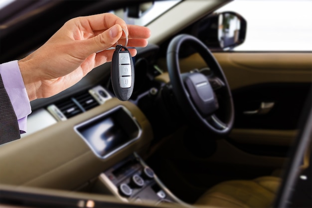 Vendedor De Coches Sonriente Entregando Las Llaves De Su Nuevo Coche Concepto De Concesionario 