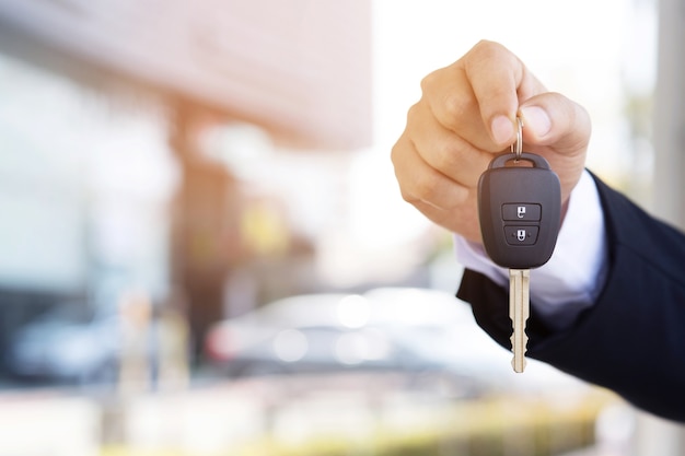 El Vendedor Entrega Las Llaves Del Auto Nuevo Al Cliente En La Sala De Exhibición Foto Premium 