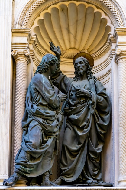 Ver A Las Estatuas De Cristo Y Santo Tom S De Andrea Del Verrocchio En