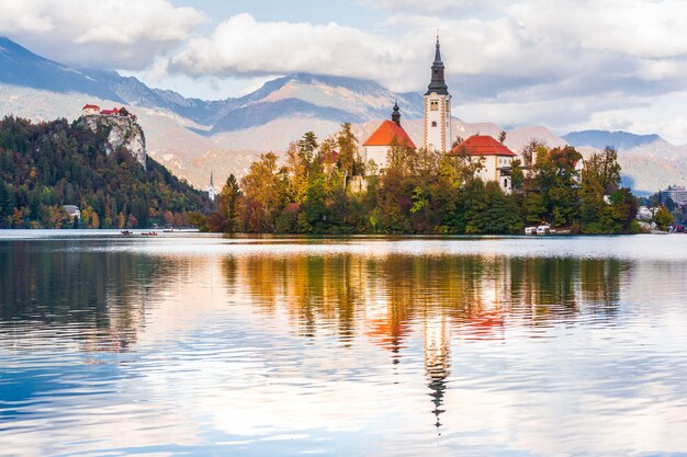 Ver En La Iglesia En El Lago Bled Y El Castillo De Bled Eslovenia Foto Premium