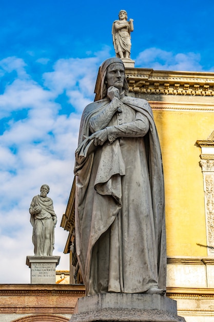 Ver En El Monumento Del Poeta Dante Alighieri En La Piazza Dei Signori