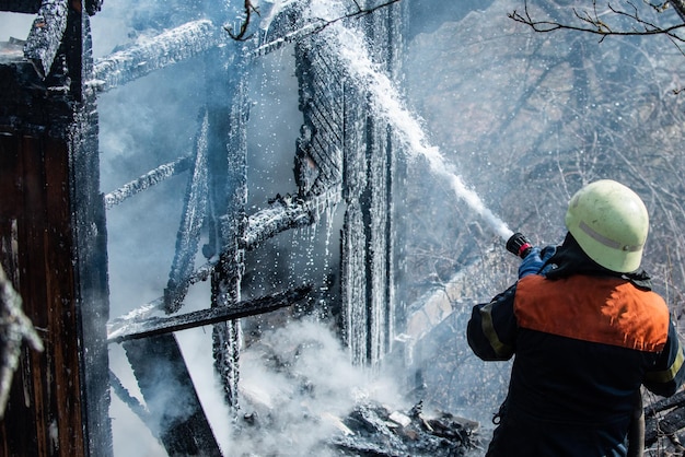 Un Verdadero Héroe Valiente Combate El Fuego Con Un Extintor De Espuma ...