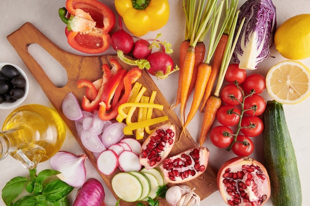 Verduras tradicionales utilizadas en la cocina árabe. verduras en madera. bio alimentos, hierbas y especias saludables. hortalizas orgánicas en madera. ingredientes para el tazón de fuente de buda de verduras de primavera. deliciosa comida sana Foto gratis