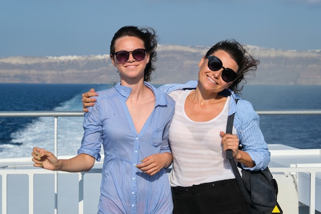 Viaje En Familia Vacaciones De Crucero De Lujo Madre E Hija Adolescente Disfrutan De Un Viaje