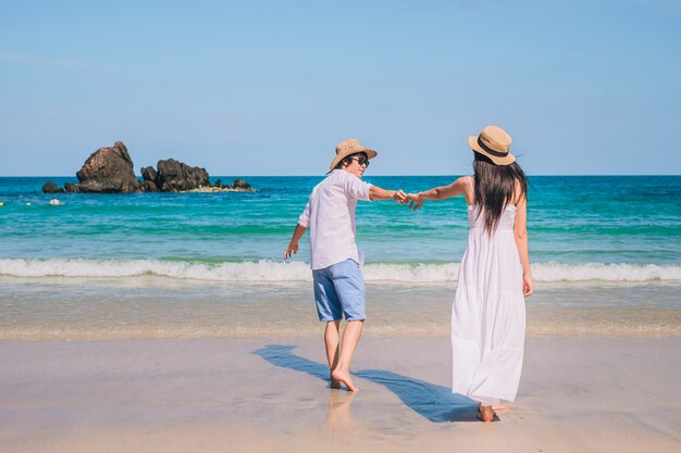 Viajero De Asia Pareja Feliz En La Playa Durante Vacaciones Foto Premium