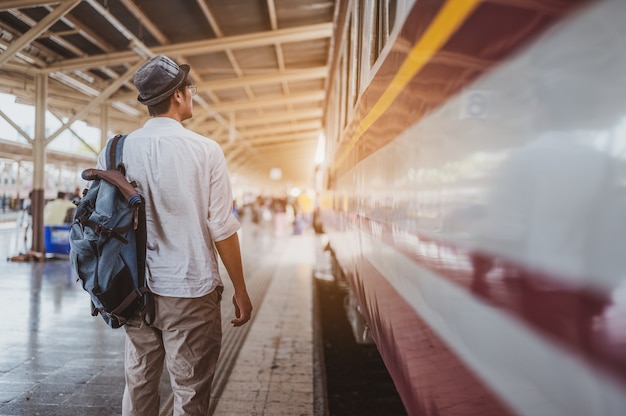 Viajero Hombre Asi Tico Con Mochila En El Ferrocarril Mochila Y