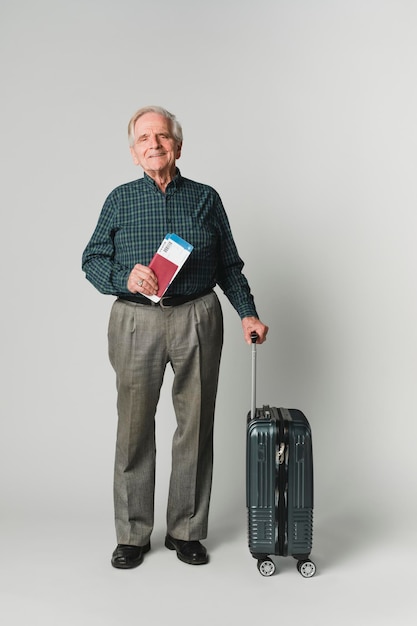 Viajero Hombre Senior Con Pasaporte Aéreo Y Pasaporte Con Equipaje