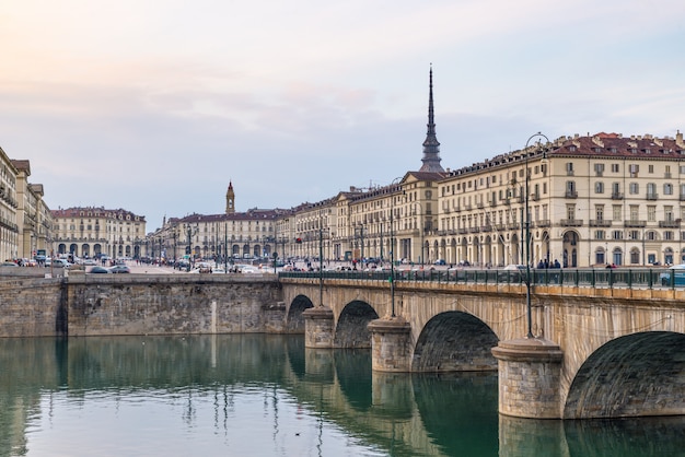 La Vida En La Calle De Turin Italia El Horizonte De Torino Con La Mole Antonelliana Y El Puente Sobre El Rio Po Foto Premium