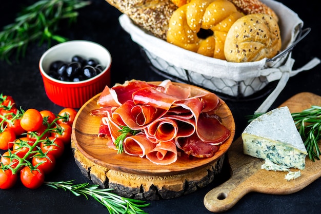 Vino Aperitivo En Una Tabla De Madera Queso Blanco Vino Jamón Jamón Serrano Con Salami Y