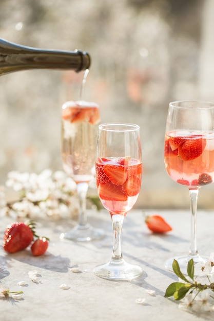 Vino Tinto Sangr A O Ponche Con Frutas Y Hielo En Vasos Y Pincher