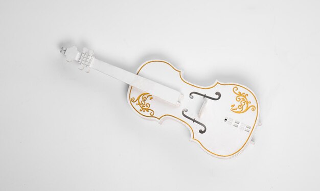 Violín Blanco Decorativo Aislado Sobre Fondo Blanco Foto Premium