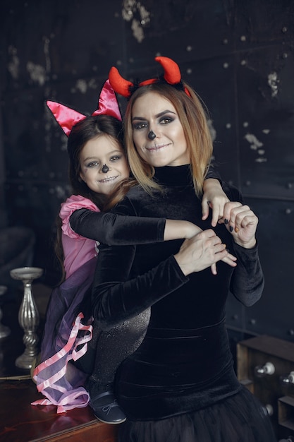 Vispera De Todos Los Santos Madre E Hija Disfrazadas De Halloween Familia En Casa Foto Gratis