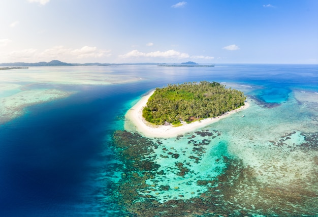 Vista aérea del archipiélago tropical de banyak, islas sumatra ...