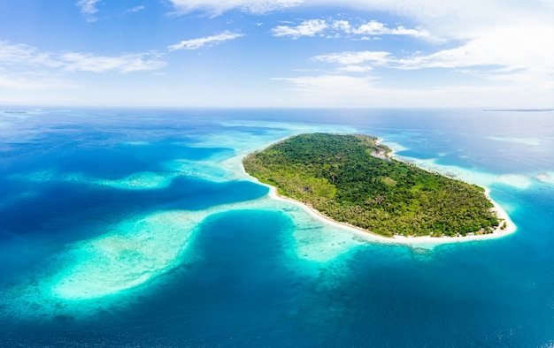 Vista aérea del archipiélago tropical de sumatra, islas banyak ...