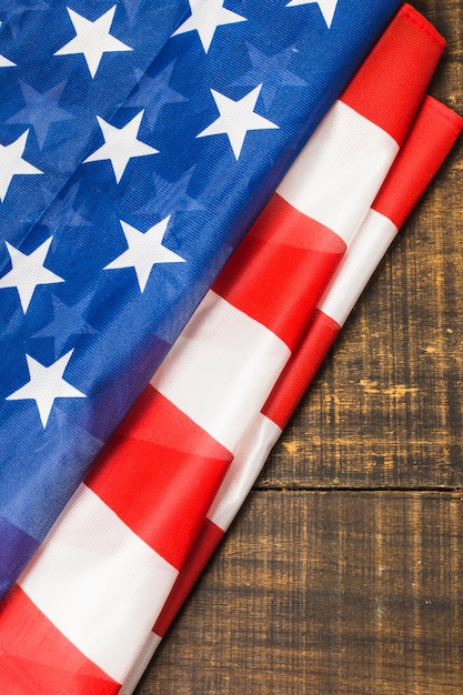 Una vista aérea de la bandera americana doblada en mesa de madera
