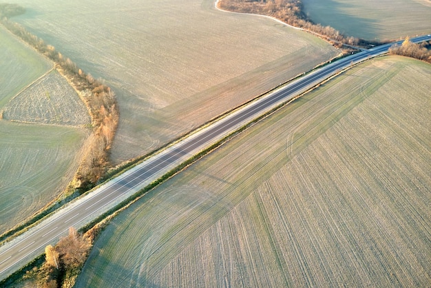 Vista aérea de la carretera interurbana vacía al atardecer vista