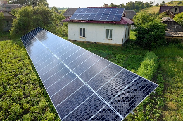 Vista aérea de una casa con paneles solares azules para energía limpia. Foto Premium