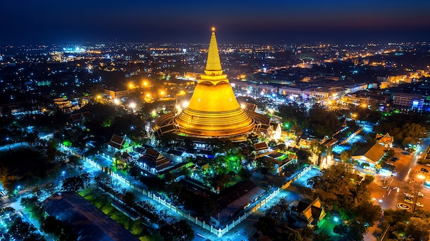 Vista Aerea De La Hermosa Pagoda Gloden En La Noche Templo De Phra Pathom Chedi En La Provincia De Nakhon Pathom Tailandia Foto Gratis